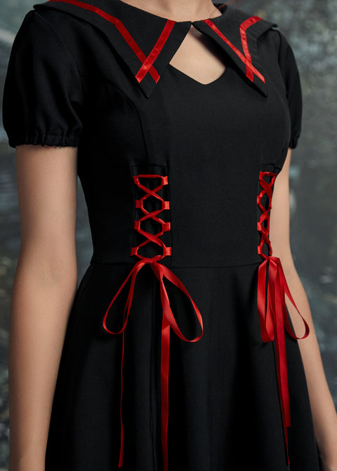 Robe gothique trapèze à bordures noires et rouges-1