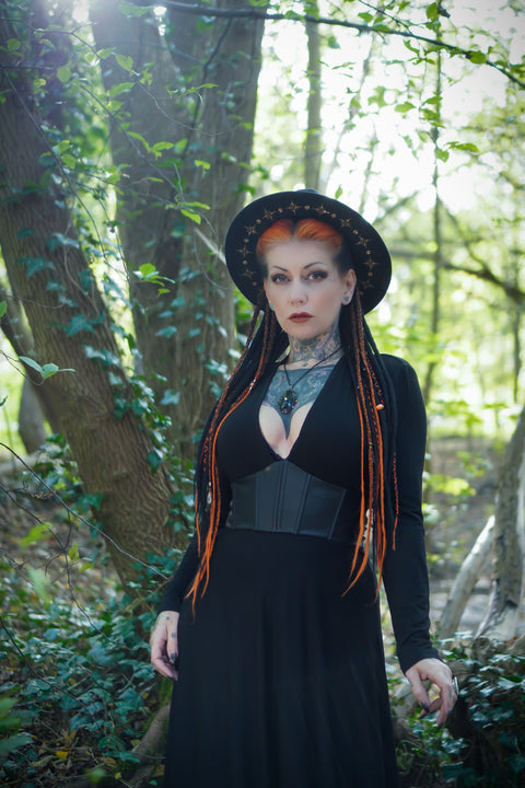 Robe longue Blair en jersey avec corset en cuir vegan à la taille.-7