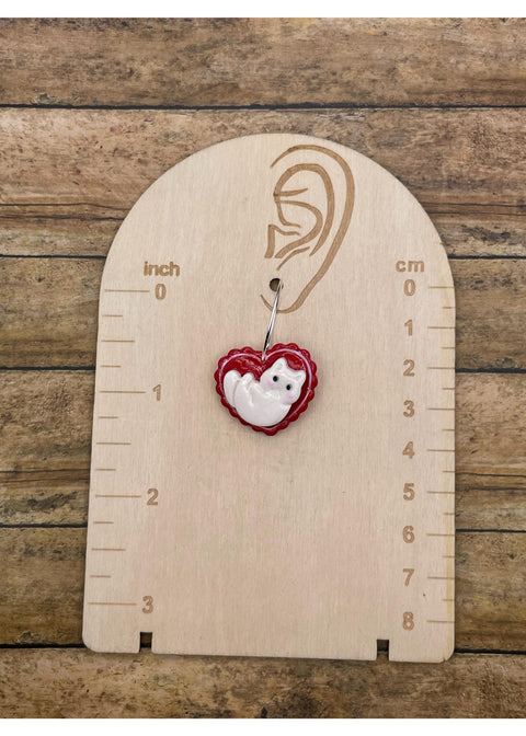 Boucles d'oreilles créoles en forme de cœur avec chaton ronronnant.-1