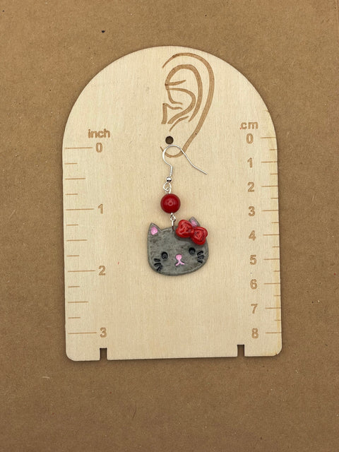 Boucles d'oreilles chaton avec nœud rouge-1
